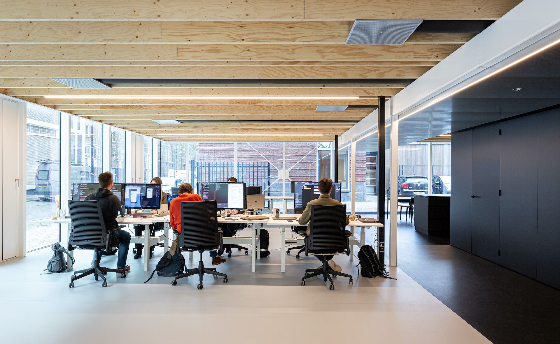 Het team van 9to5 software aan het werk op kantoor in Delft.